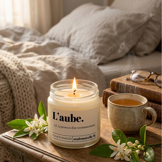 Bougie L'aube allumée — ambiance matinale fleur d'oranger, bougie artisanale faite main