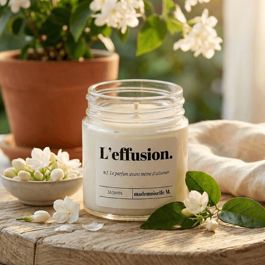 Bougie L'effusion allumée — ambiance florale et envoûtante jasmin, bougie artisanale faite main